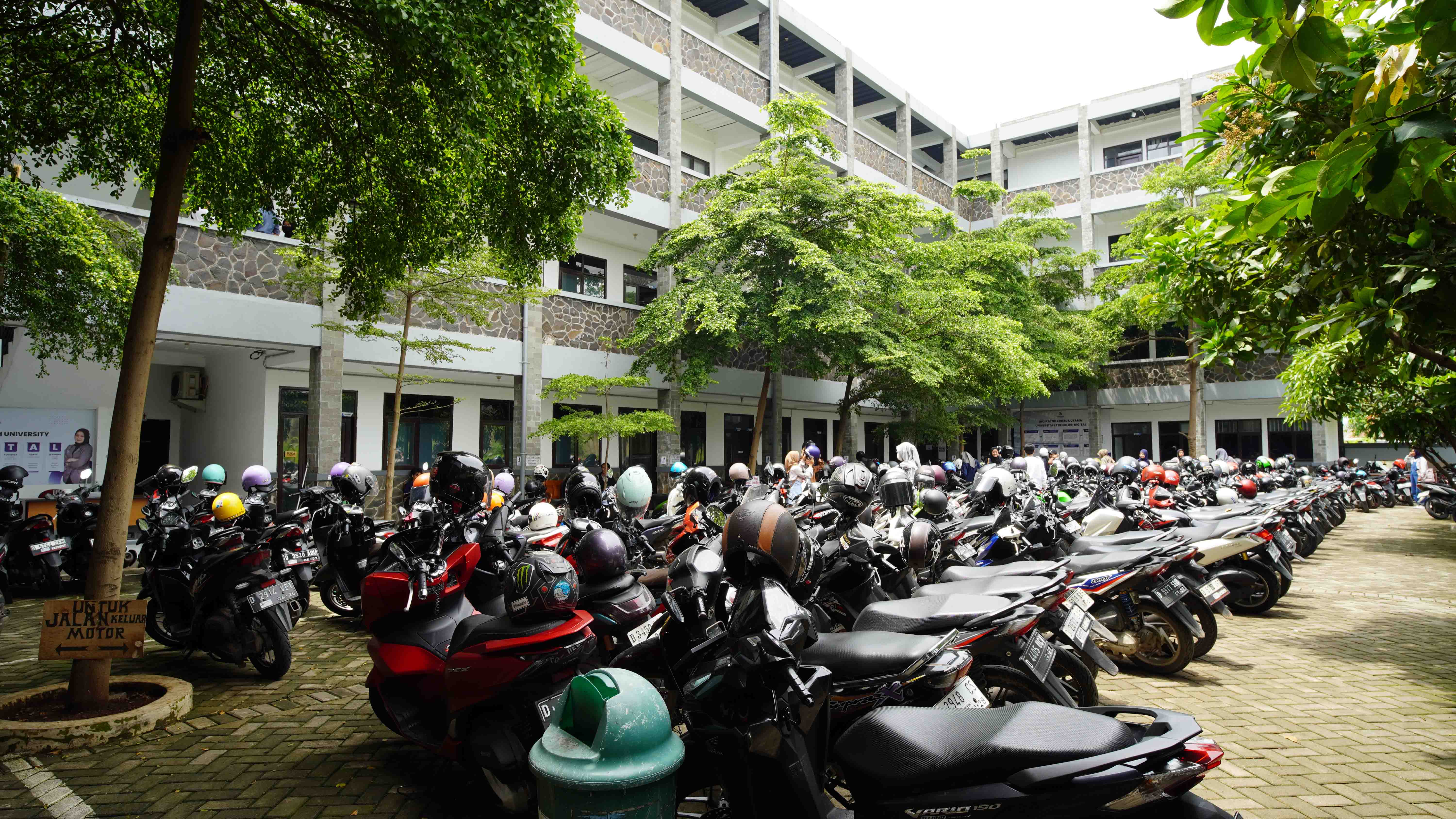 Lingkungan Kampus Universitas Teknologi Digital